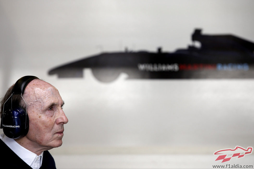 Frank Williams atento a los tiempos de sus pilotos