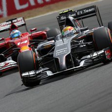 Estéban Gutiérrez manteniendo una bonita lucha con Fernando Alonso al final de la sesión