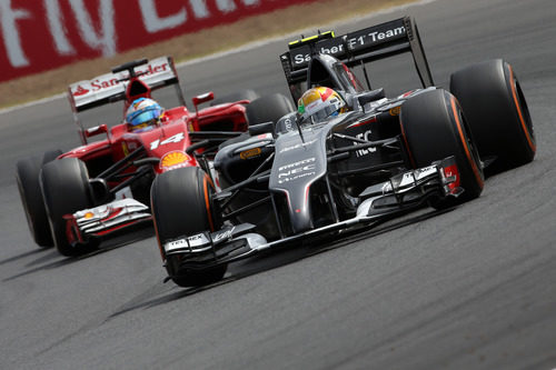 Estéban Gutiérrez manteniendo una bonita lucha con Fernando Alonso al final de la sesión