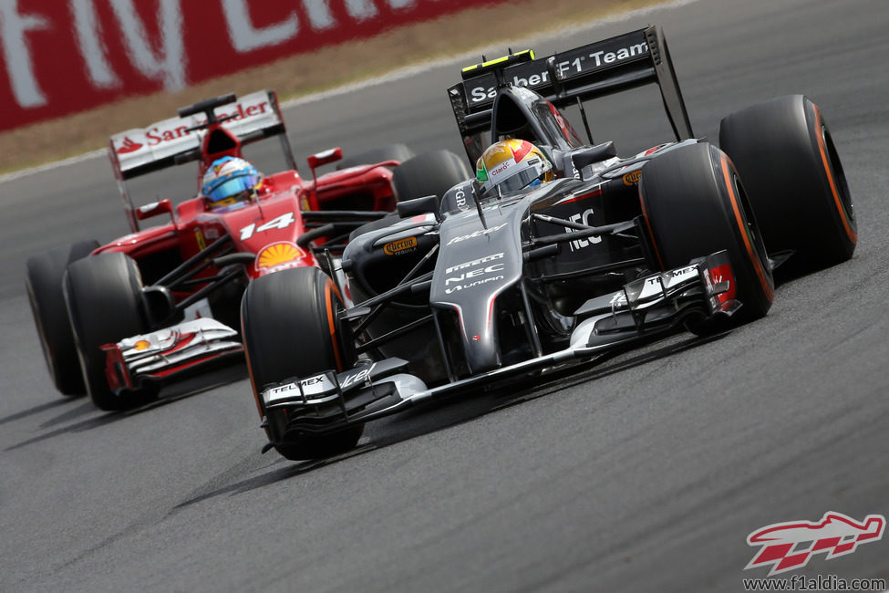 Estéban Gutiérrez manteniendo una bonita lucha con Fernando Alonso al final de la sesión