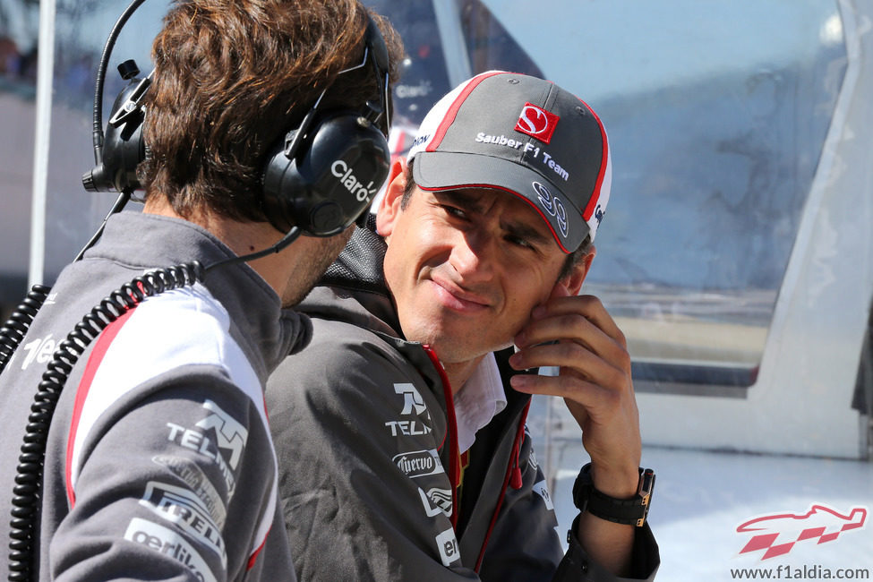 Adrian Sutil hablando con su ingeniero