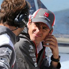 Adrian Sutil hablando con su ingeniero