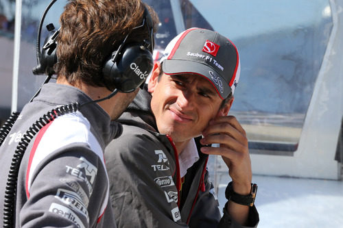 Adrian Sutil hablando con su ingeniero