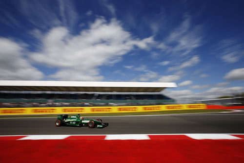 Robin Frijns rodando en Silverstone