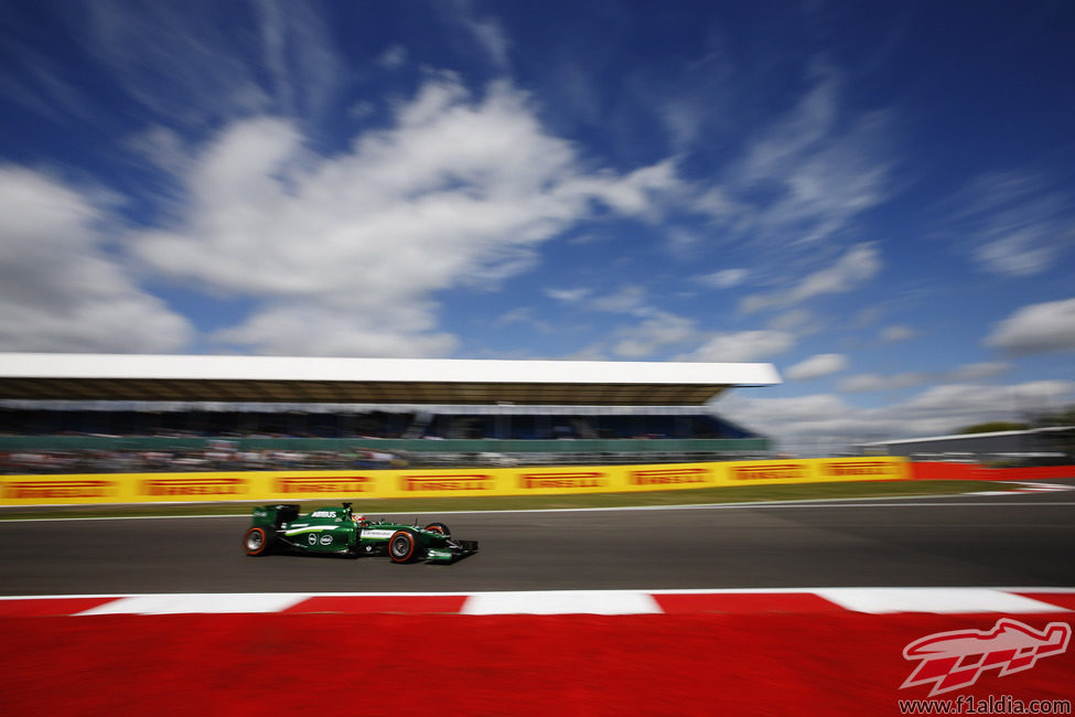 Robin Frijns rodando en Silverstone