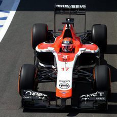 Jules Bianchi saliendo de la calle de 'boxes'