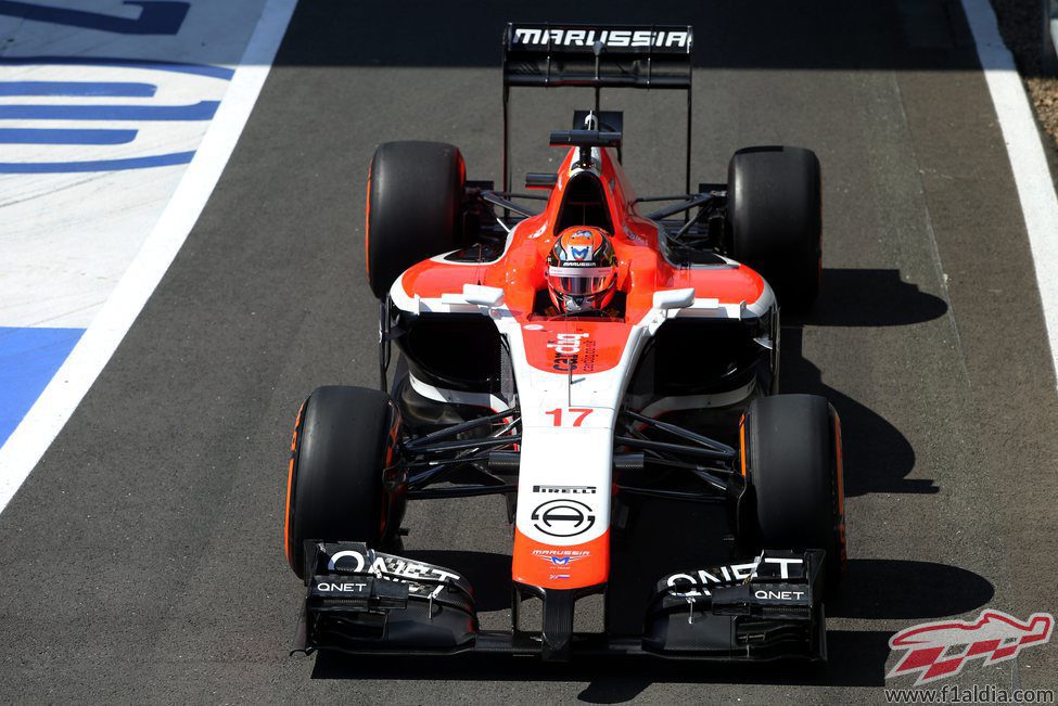 Jules Bianchi saliendo de la calle de 'boxes'