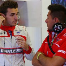 Jules Bianchi hablando con su ingeniero