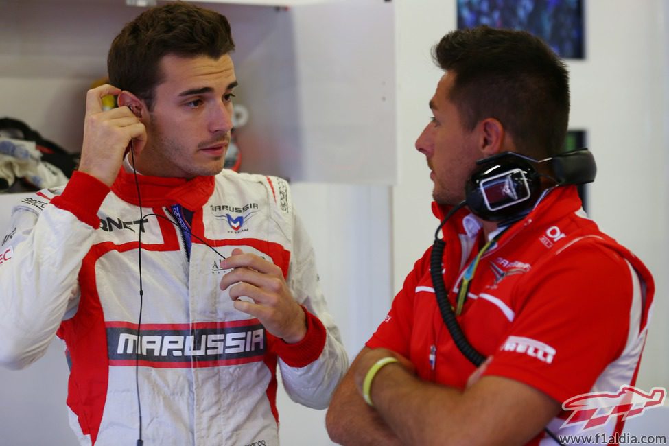 Jules Bianchi hablando con su ingeniero