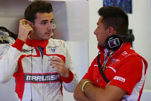 Jules Bianchi hablando con su ingeniero