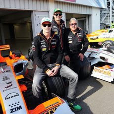 Vijay Mallya con sus dos pilotos en Silverstone