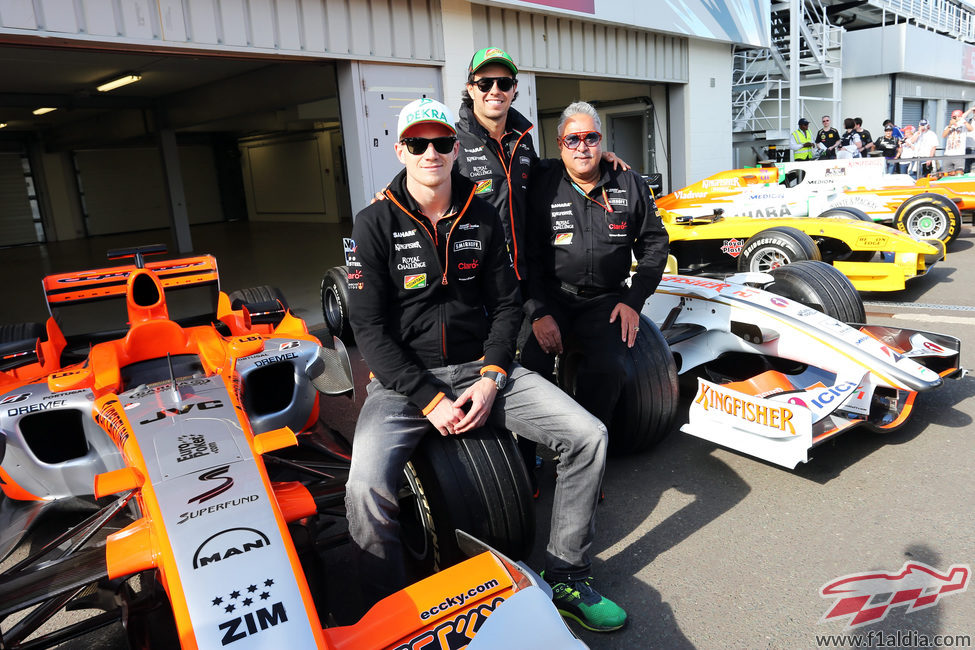 Vijay Mallya con sus dos pilotos en Silverstone