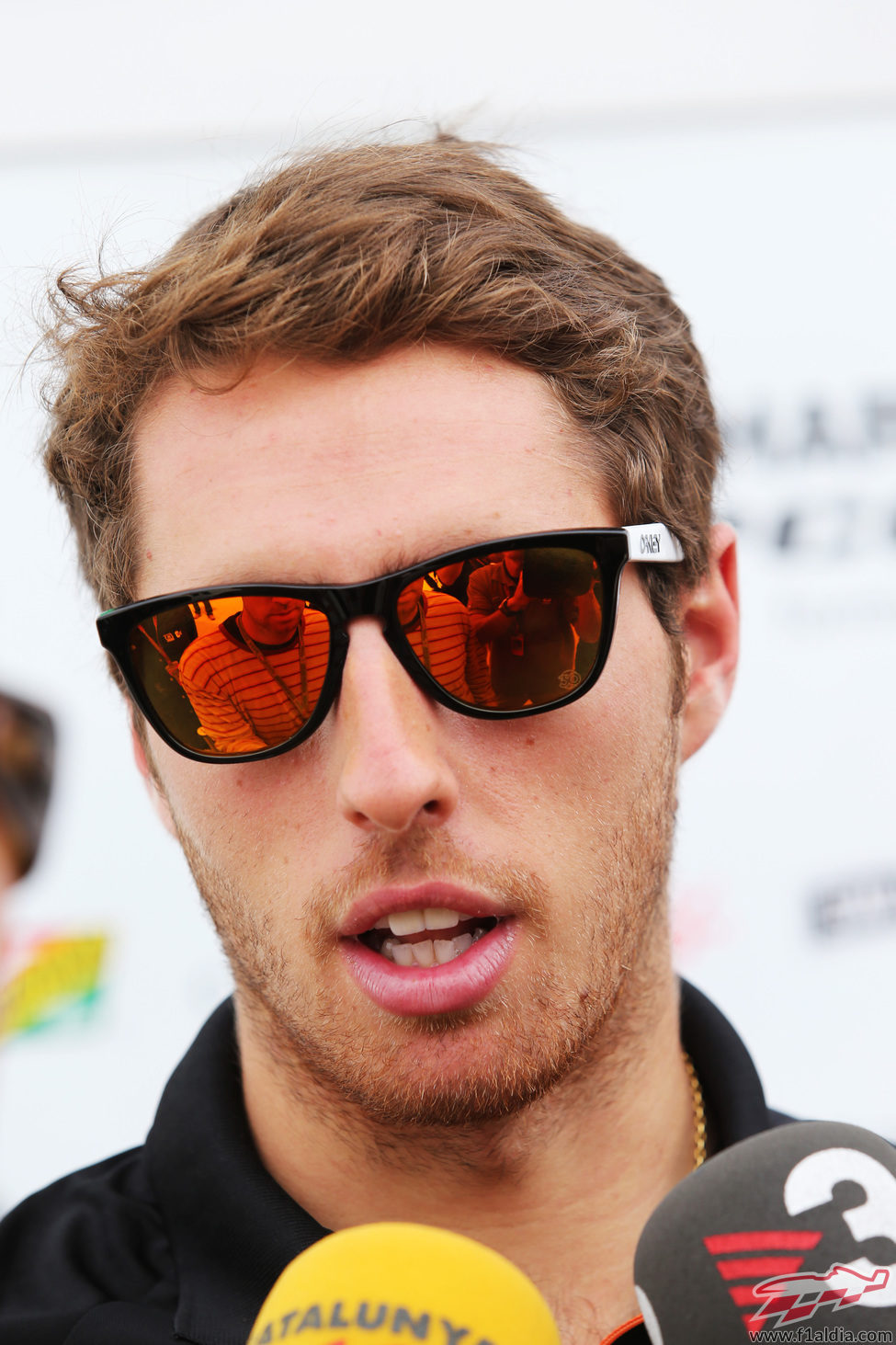 Dani Juncadella siendo entrevistado por la prensa