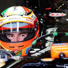 Sergio Pérez preparado dentro de su coche