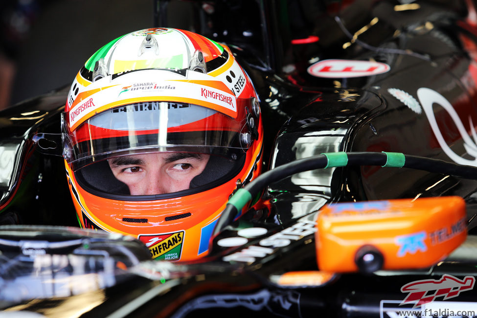 Sergio Pérez preparado dentro de su coche