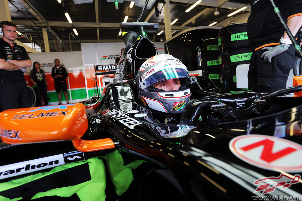 Dani Juncadella revisando los tiempos desde su coche