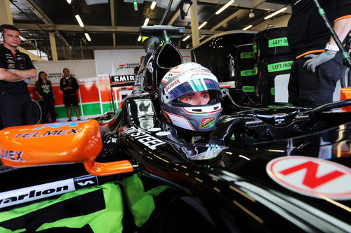 Dani Juncadella revisando los tiempos desde su coche