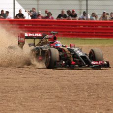 Romain Grosjean acaba en la zona de tierra