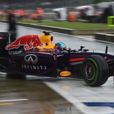 Sebastian Vettel sale de boxes bajo la lluvia