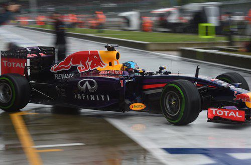 Sebastian Vettel sale de boxes bajo la lluvia