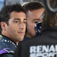 Daniel Ricciardo charla con Renault Sport F1