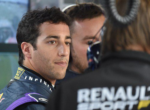 Daniel Ricciardo charla con Renault Sport F1