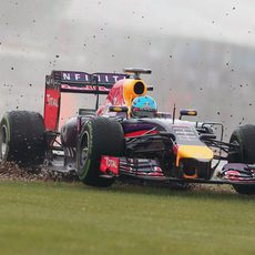 Sebastian Vettel pisa algo de tierra en Silverstone