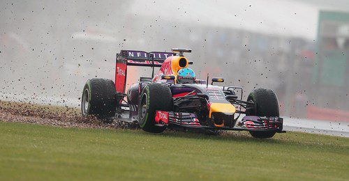 Sebastian Vettel pisa algo de tierra en Silverstone
