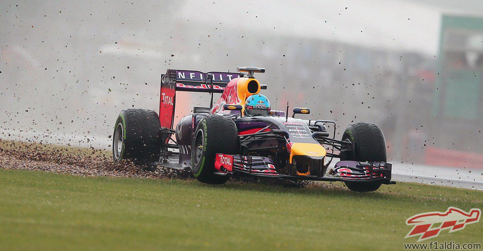 Sebastian Vettel pisa algo de tierra en Silverstone