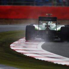 Marcus Ericsson pilota en una complicada clasificación