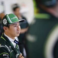 Kamui Kobayashi observa la acción en pista desde su 'box'