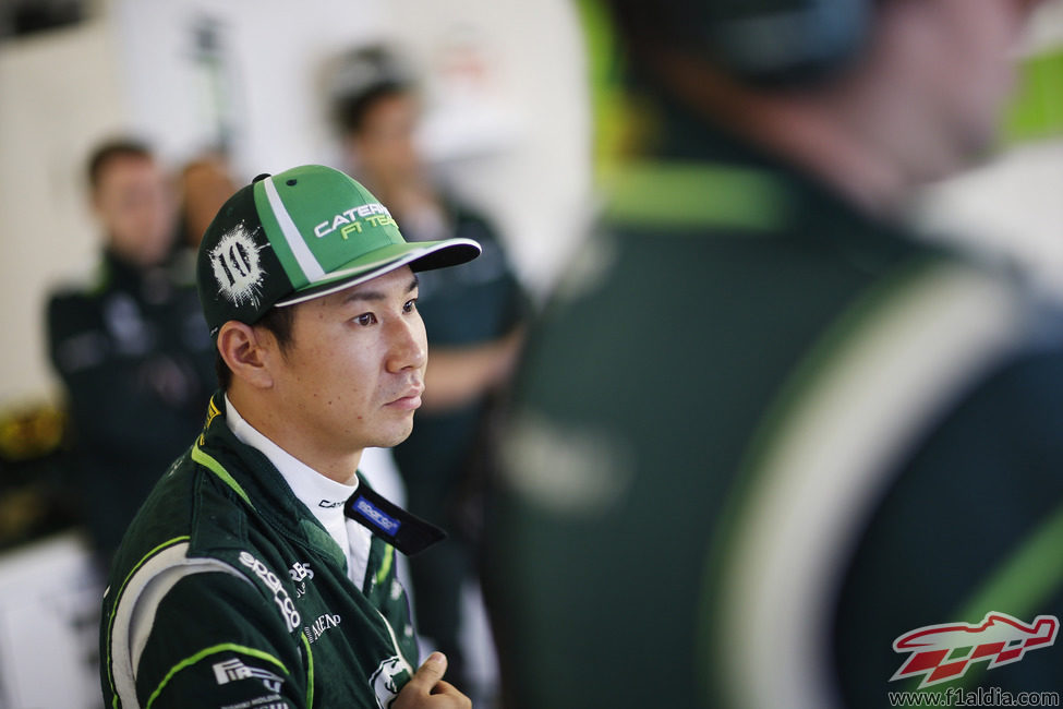 Kamui Kobayashi observa la acción en pista desde su 'box'