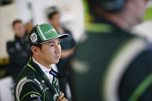 Kamui Kobayashi observa la acción en pista desde su 'box'