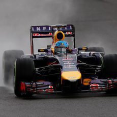 Sebastian Vettel rodando bajo la lluvia en la clasificación