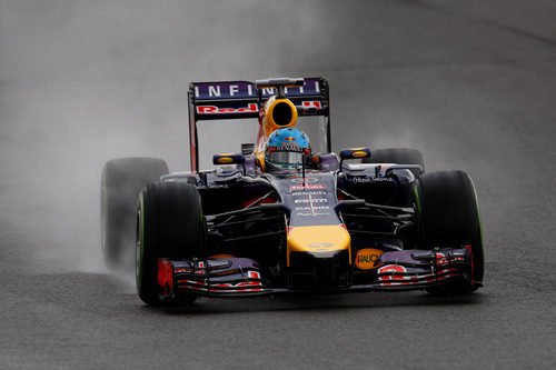 Sebastian Vettel rodando bajo la lluvia en la clasificación