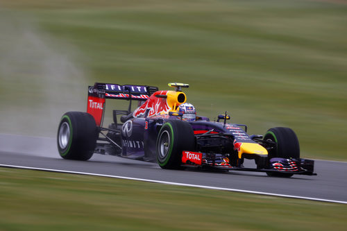 Daniel Ricciardo rodando con neumáticos intermedios