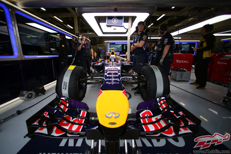 Daniel Ricciardo en el garaje