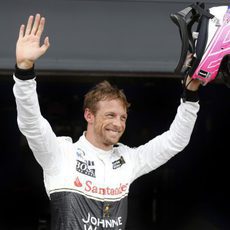 Jenson Button salundando al público feliz por su tercer puesto