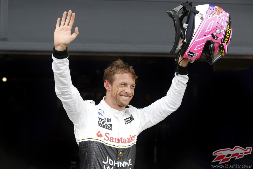 Jenson Button salundando al público feliz por su tercer puesto