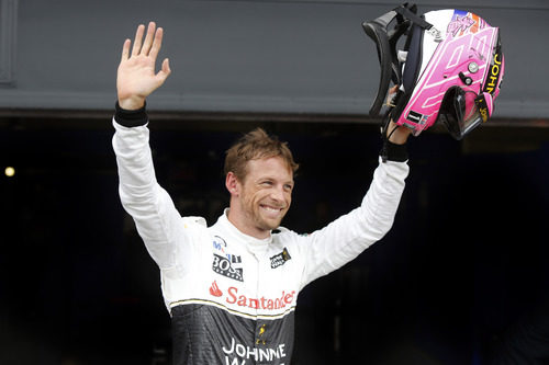 Jenson Button salundando al público feliz por su tercer puesto