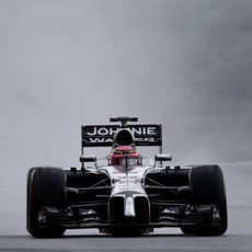 Jenson Button rodando bajo la lluvia en Silverstone