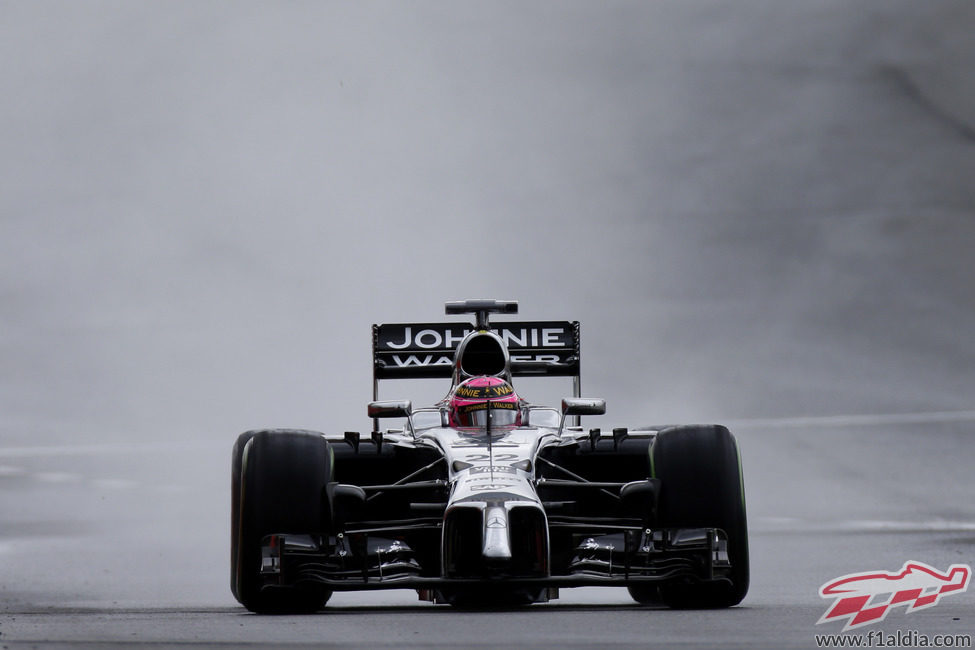 Jenson Button rodando bajo la lluvia en Silverstone