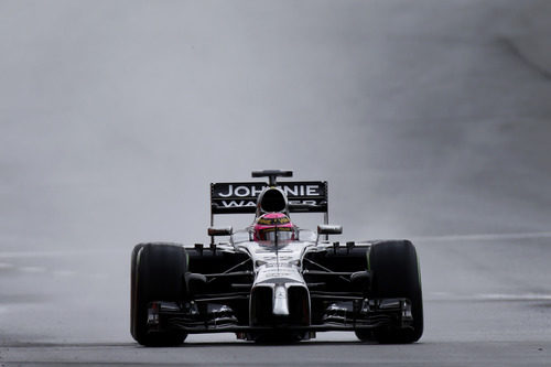 Jenson Button rodando bajo la lluvia en Silverstone