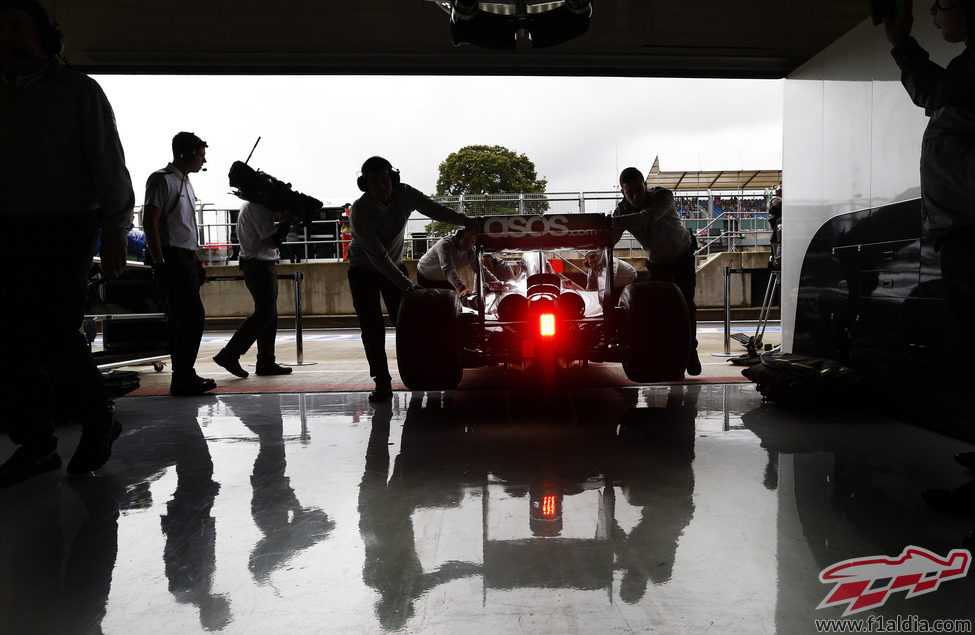 Kevin Magnussen volviendo al garaje