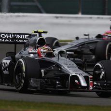 Kevin Magnussen delante de Jenson Button en la clasificación