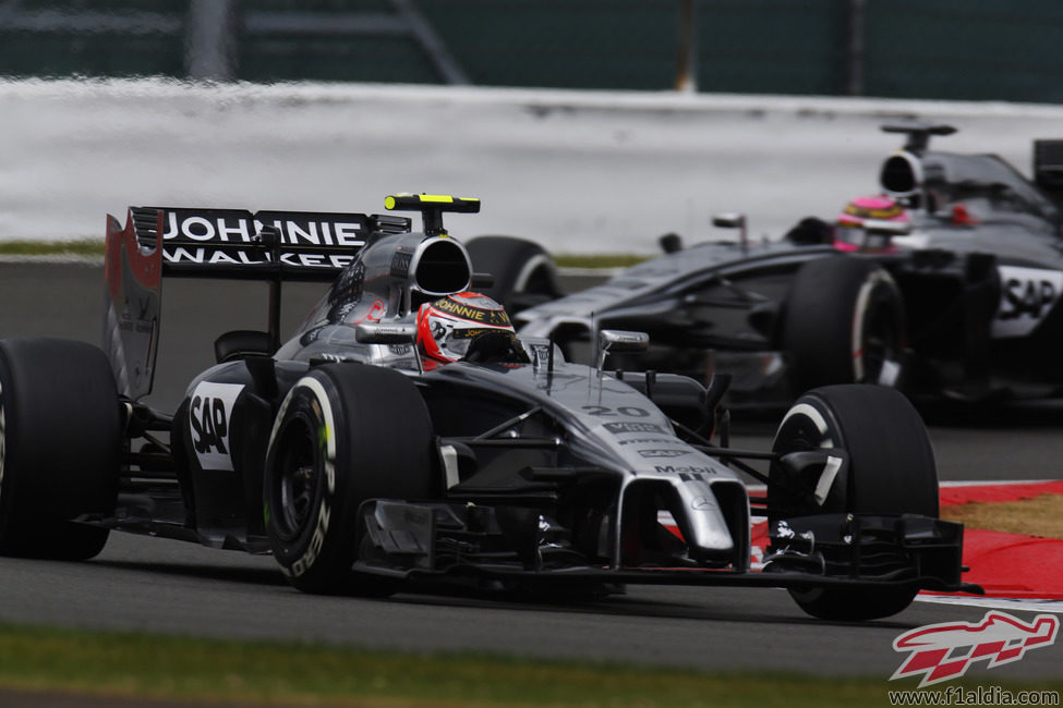 Kevin Magnussen delante de Jenson Button en la clasificación