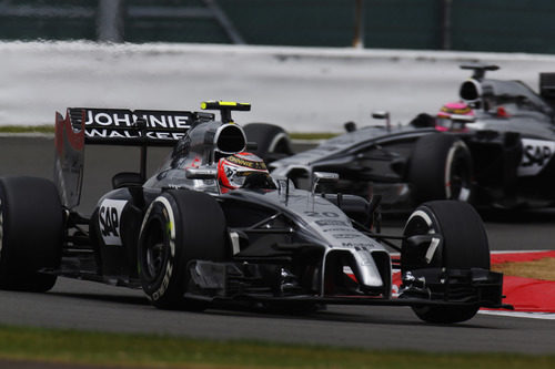 Kevin Magnussen delante de Jenson Button en la clasificación