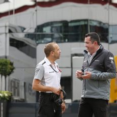 Eric Boullier y Matt Morris charlando en el 'paddock'