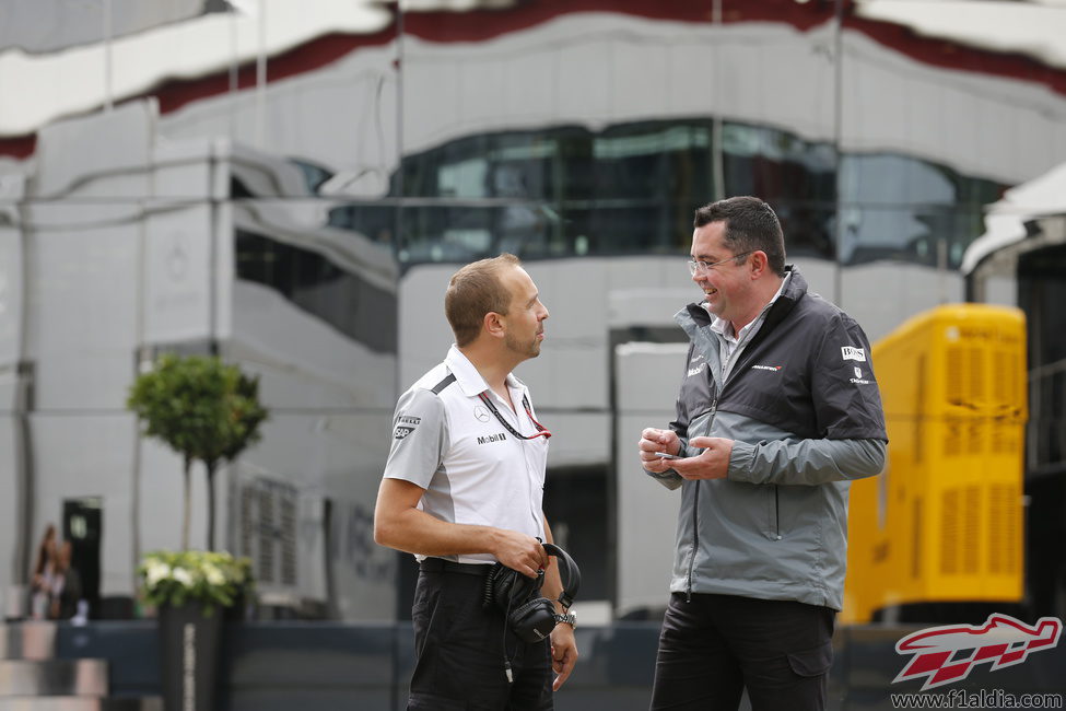 Eric Boullier y Matt Morris charlando en el 'paddock'