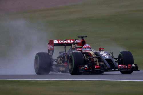 Romain Grosjean rodando con neumáticos intermedios